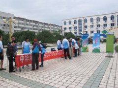 社区居民排队领取宣传材料、填写调查问卷