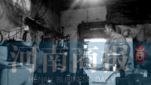 环卫工老陈的家。一家六口就挤在两间简易板房里