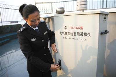 4月8日,石家庄世纪公园内280米高的电视塔上,石家庄大气梯度监测站就建在这里。