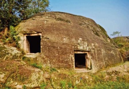 新华网重庆4月20日电（记者韩振）位于三峡库区腹地的重庆忠县，日前在长江北岸的涂井乡境内发现48座神秘古石屋。这些石屋建造在巨型石头内部，其修建年代和用途尚未可知。