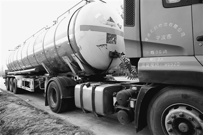 来自宁波的这辆危化品运输车停在离山西芮城县陌南镇2公里路边待机进入。该车为5轴大型危化品罐车。
