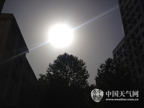 今早7点,省会石家庄上空好似挂着一颗巨大的火球。