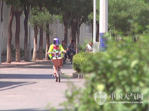 今早,出行的石家庄市民包裹严实。