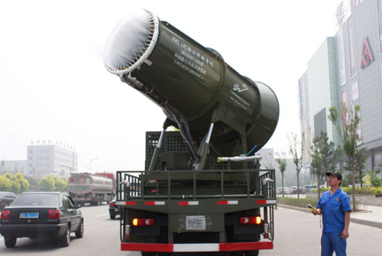 7月7日,技术人员在对多功能抑尘车进行工作参数调整。