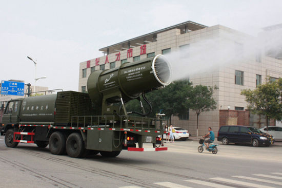 7月7日,多功能抑尘车在河北省张家口市宣化区进行喷雾作业。