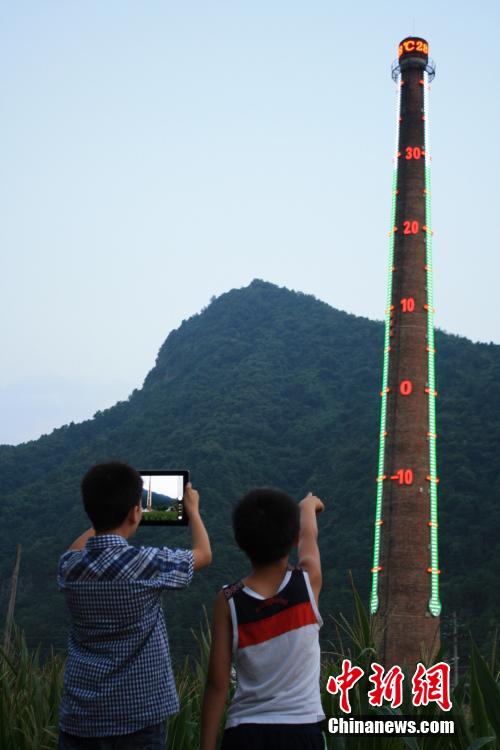 68米高的“温度计”最上端,显示着实时温度
