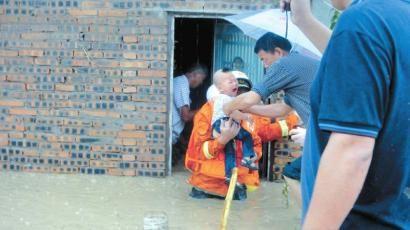 洪水中，小孩被吓得嚎啕大哭。王华逸 摄