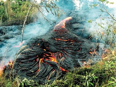 10月30日,夏威夷基拉韦火山喷发出的岩浆。 新华社发