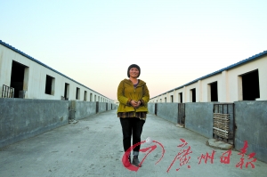 王品兰站在农场中，几个月前，她花了3万块承包了村里的农场，养起了羊。