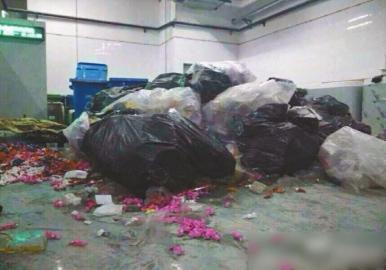 被装进垃圾袋的“糖果地毯”。(网友供图)