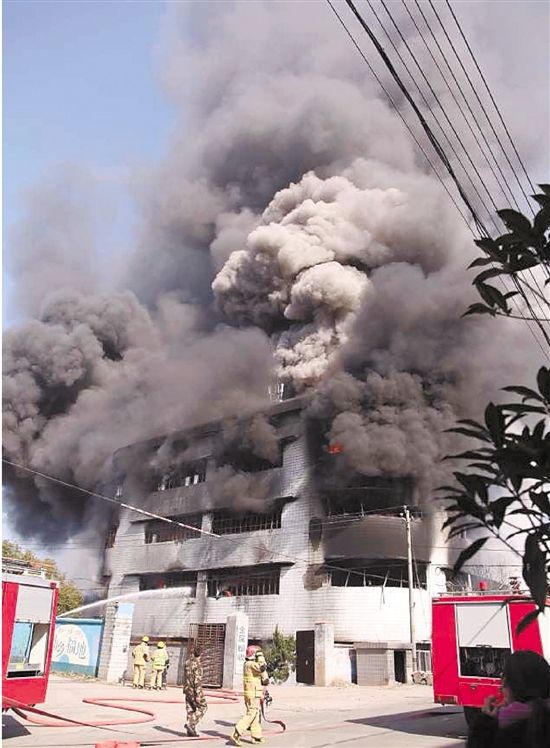 昨天下午12点29分，位于兰溪市区凯旋路23号的爱蕊化妆品制造有限公司厂房发生火灾，现场浓烟滚滚，火势很大。